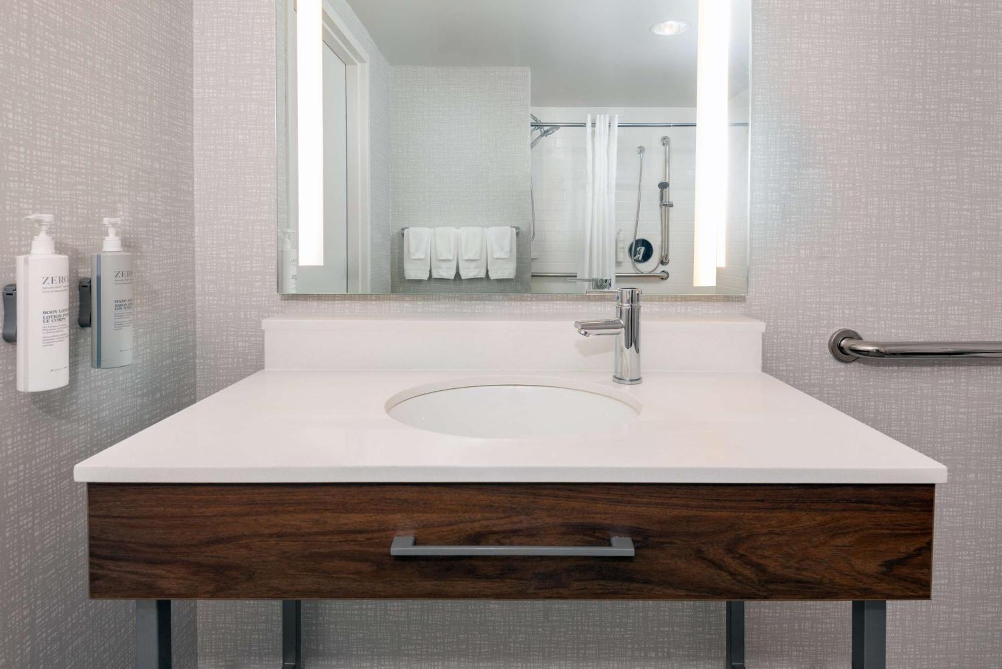 Hampton Inn & Suites Cleveland-Beachwood Bagian luar foto